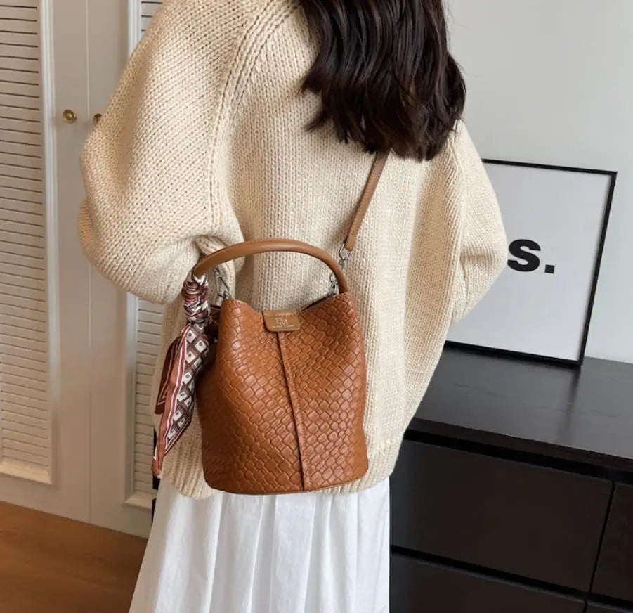 Sac Cuir Seau Esme | Élégance Tressée & Style en Tendance Sac Cuir Femme